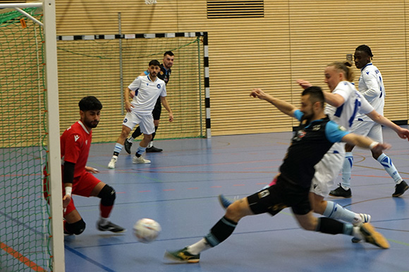 Hrvoje Rizvanovic traf in dieser Szene nach Zuspiel von Robert Juric zum zwischenzeitlichen 2:1. Foto: Joachim Mentel