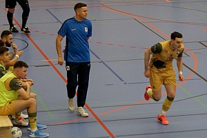 Spielertrainer Josip Crnoja (Mitte) strebt wieder einen Spitzenplatz an. Foto: Joachim Mentel